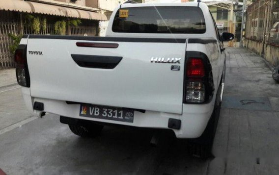 Sell White 2016 Toyota Hilux at 78000 km-2