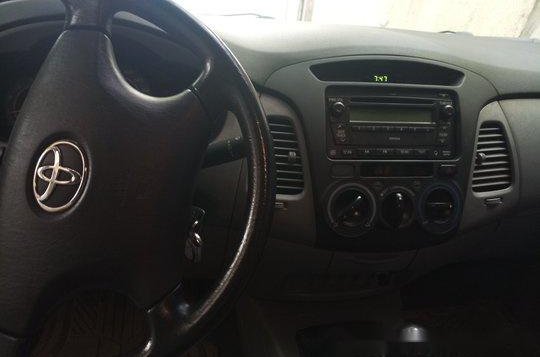 Selling White Toyota Innova 2010 Manual Diesel -3
