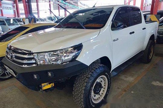 Selling White Toyota Hilux 2016 Automatic Diesel -2