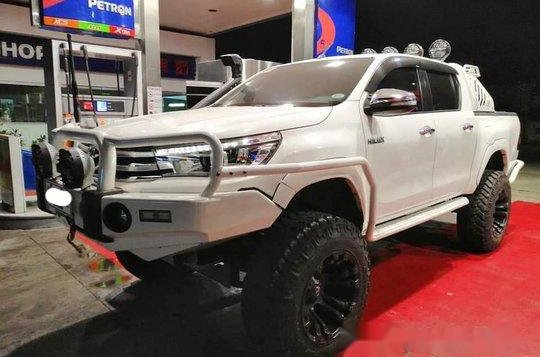 White Toyota Hilux 2016 at 35000 km for sale  -2
