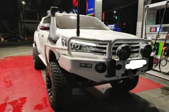 White Toyota Hilux 2016 at 35000 km for sale  -1
