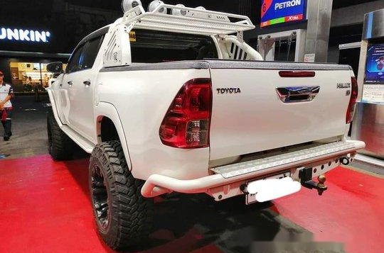 White Toyota Hilux 2016 at 35000 km for sale  -4