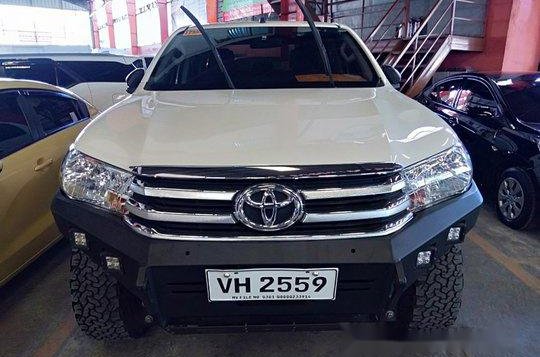 Selling White Toyota Hilux 2016 Automatic Diesel -1