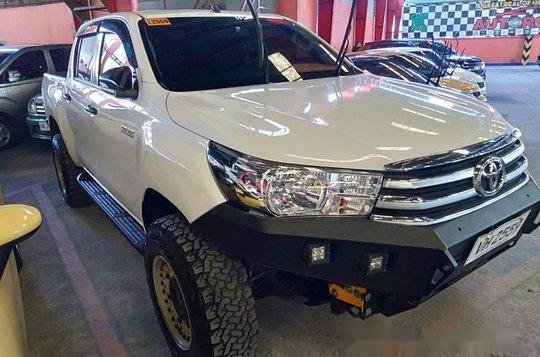 Selling White Toyota Hilux 2016 Automatic Diesel 