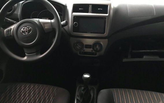 Selling White Toyota Wigo 2019 in Quezon City -6