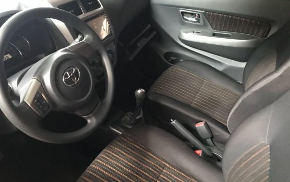 Selling White Toyota Wigo 2019 in Quezon City -9