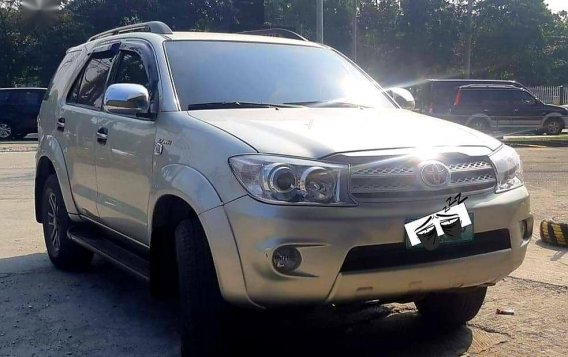 Selling Silver Toyota Fortuner 2006 in Makati-1