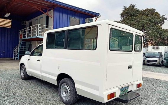 White Toyota Hilux 2009 for sale in Quezon City-3