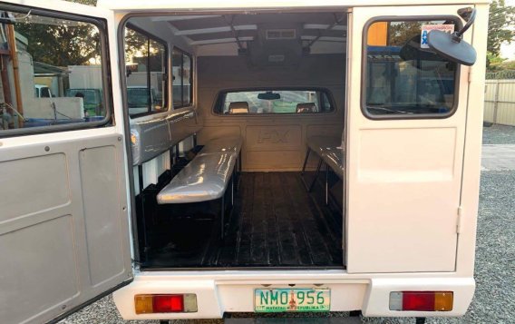 White Toyota Hilux 2009 for sale in Quezon City-6