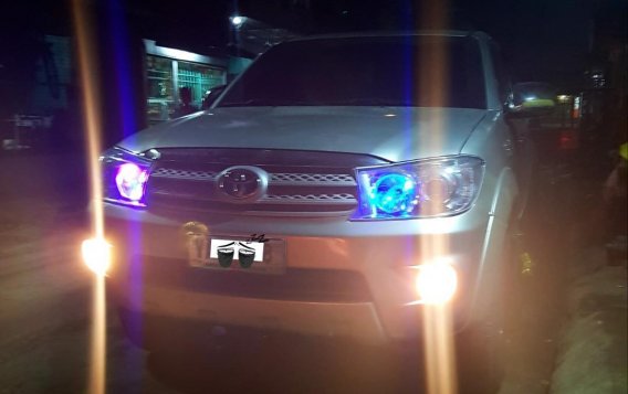 Selling Silver Toyota Fortuner 2006 in Makati-4