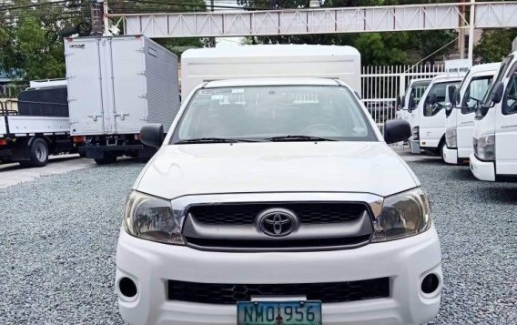 White Toyota Hilux 2009 for sale in Quezon City