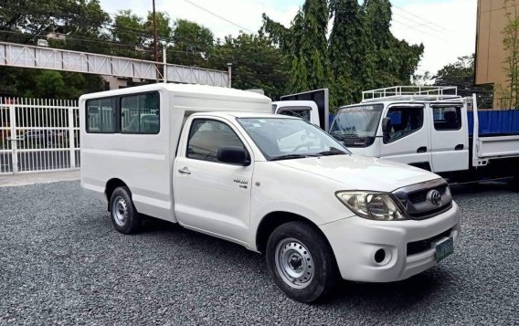 White Toyota Hilux 2009 for sale in Quezon City-1