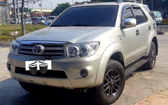 Selling Silver Toyota Fortuner 2006 in Makati-2