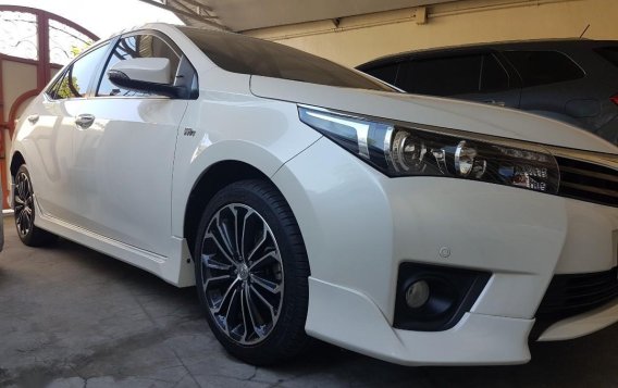 Pearl White Toyota Corolla Altis 2014 for sale in Paranaque -7