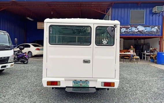 White Toyota Hilux 2009 for sale in Quezon City-9