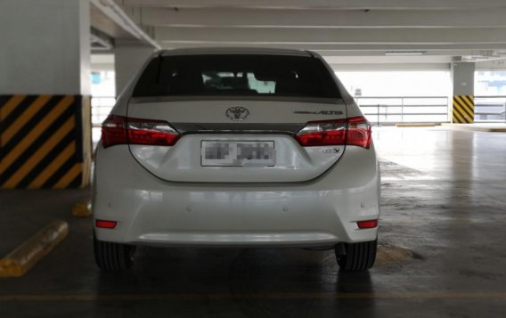 White Toyota Corolla altis 2015 for sale in Automatic-2
