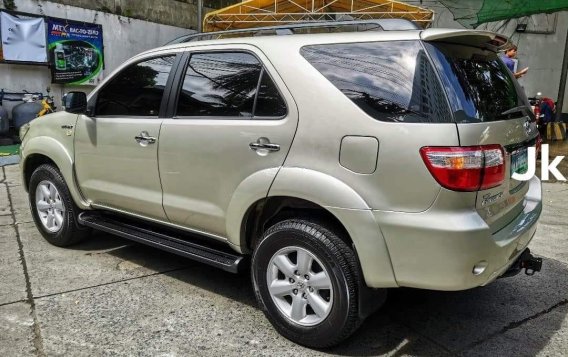 Selling Toyota Fortuner 2010 in Manila-7