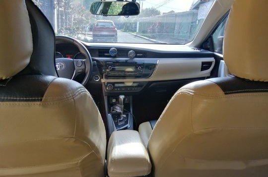 Selling Black Toyota Corolla Altis 2015 at 60000 km-6