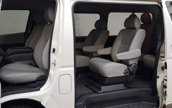 Selling White Toyota Hiace 2014 in Quezon City-6