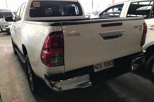 Selling White Toyota Hilux 2018 in Quezon City-2