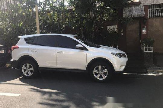 White Toyota Rav4 2014 Automatic for sale-2