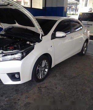 Selling White Toyota Corolla Altis 2015 at 19000 km -1