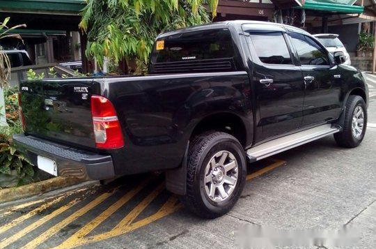 Black Toyota Hilux 2014 for sale in Quezon City -5