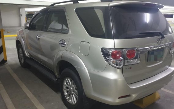 Pearlwhite Toyota Fortuner 2012 for sale in Mandaluyong City-3