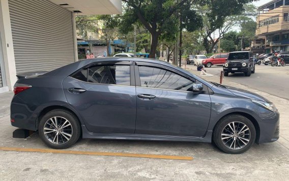 Sell Grey 2017 Toyota Corolla altis in Quezon City-3