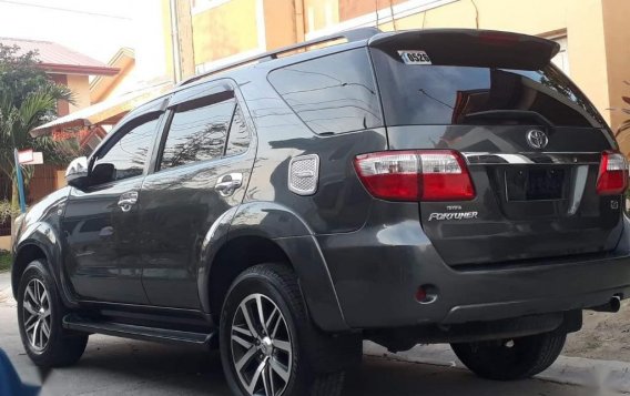 Black Toyota Fortuner 2011 for sale in Manual