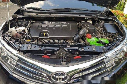 Black Toyota Corolla altis 2015 for sale in Manual-14