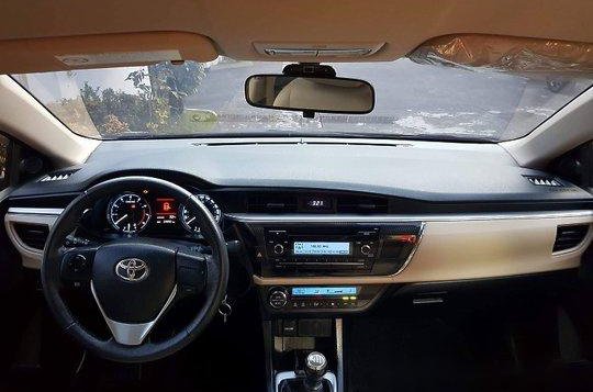 Black Toyota Corolla altis 2015 for sale in Manual-8