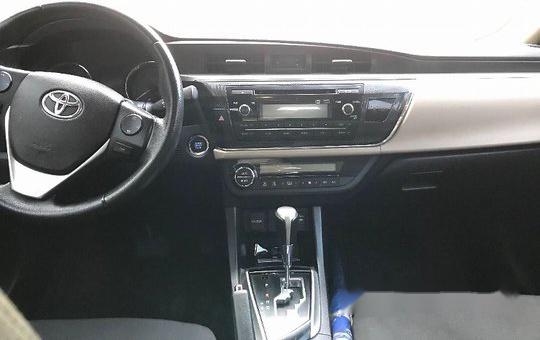Selling White Toyota Corolla Altis 2014 at 24000 km-2