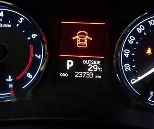 Selling White Toyota Corolla Altis 2014 at 24000 km-4