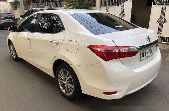 Selling White Toyota Corolla Altis 2014 at 24000 km-1
