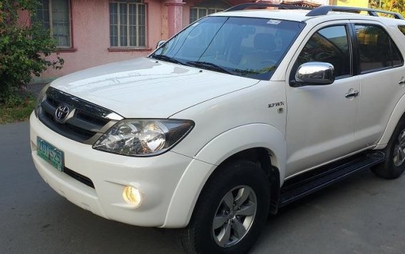 White Toyota Fortuner 2018 for sale in Las Pinas-2