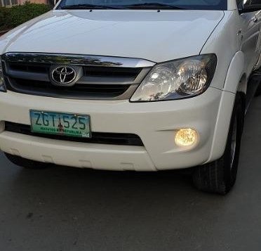 White Toyota Fortuner 2018 for sale in Las Pinas-9