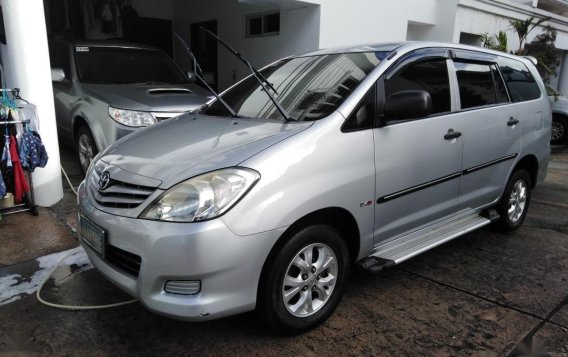 Selling Silver Toyota Innova 2011 in Manila