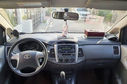 Selling Bronze Toyota Innova 2013 in Manila-5