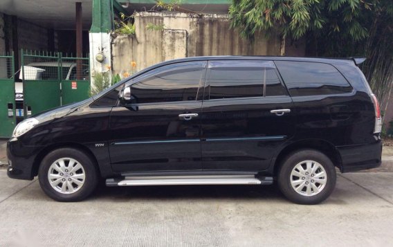 Black Toyota Innova 2011 for sale in Automatic-1