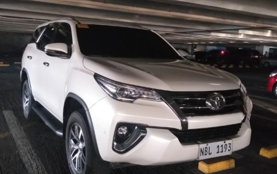 Selling White Toyota Fortuner 2018 in Manila-1