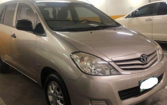 Silver Toyota Innova 2012 for sale in Manual-3