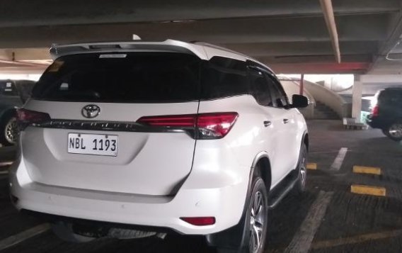 Selling White Toyota Fortuner 2018 in Manila-2