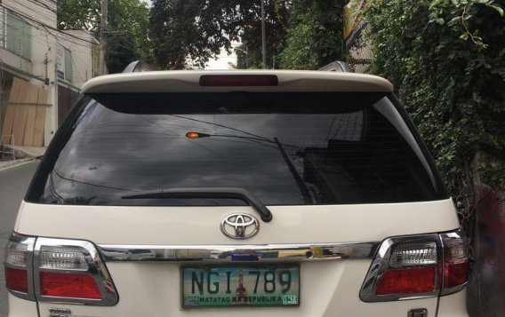 Selling White Toyota Fortuner 2009 in Manila-1