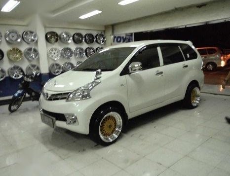 Sell White 2016 Toyota Avanza in Manila-2