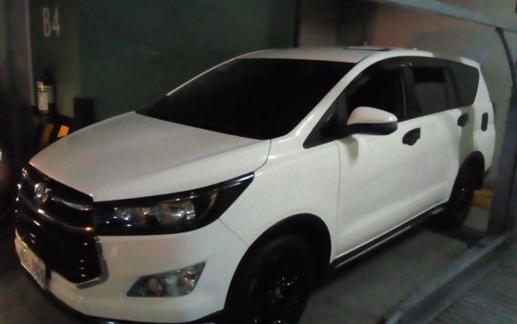 Selling White Toyota Innova 2018 in Bacoor-1