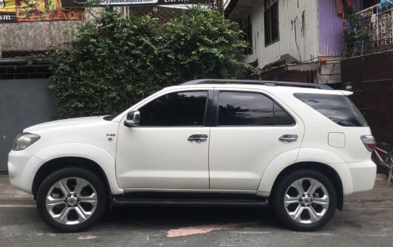 Selling White Toyota Fortuner 2009 in Manila-2