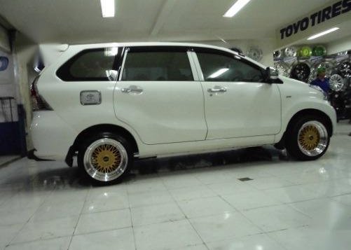 Sell White 2016 Toyota Avanza in Manila-1