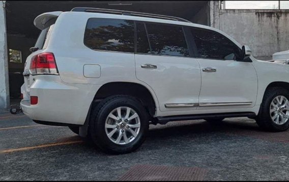 White Toyota Land Cruiser 2017 for sale in Quezon City-2