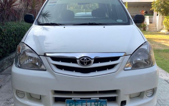 White Toyota Avanza 2010 for sale in Pasig